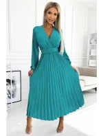 Dámské plisované midi šaty v mořské barvě s výstřihem, dlouhými rukávy a širokým opaskem model 22077536 - numoco basic Dámské plisované midi šaty v mořské barvě s výstřihem, dlouhými rukávy a širokým opaskem model 22077536 - numoco basic