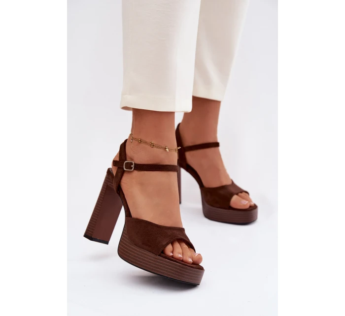 Dámské sandály na podpatku a platformě z eko semiše čokoládové model 21943409 - Boto