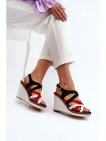 Černé sandály Ellen model 20450434 na klínu - Kesi Černé sandály Ellen model 20450434 na klínu - Kesi