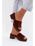 Dámské pantofle na platformě se zlatými sponami čokoládové model 21951376 - Boto Dámské pantofle na platformě se zlatými sponami čokoládové model 21951376 - Boto