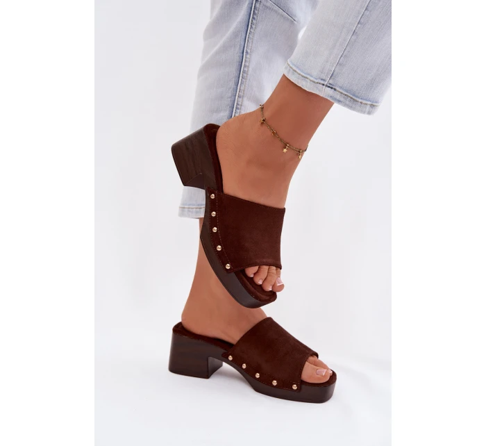 Dámské pantofle na platformě se zlatými sponami čokoládové model 21951376 - Boto Dámské pantofle na platformě se zlatými sponami čokoládové model 21951376 - Boto