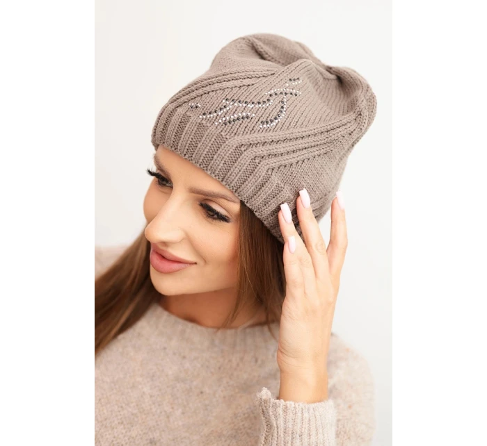 Dámská zimní čepice s vlnou volného střihu model 21782997 cappuccino - K-Fashion
