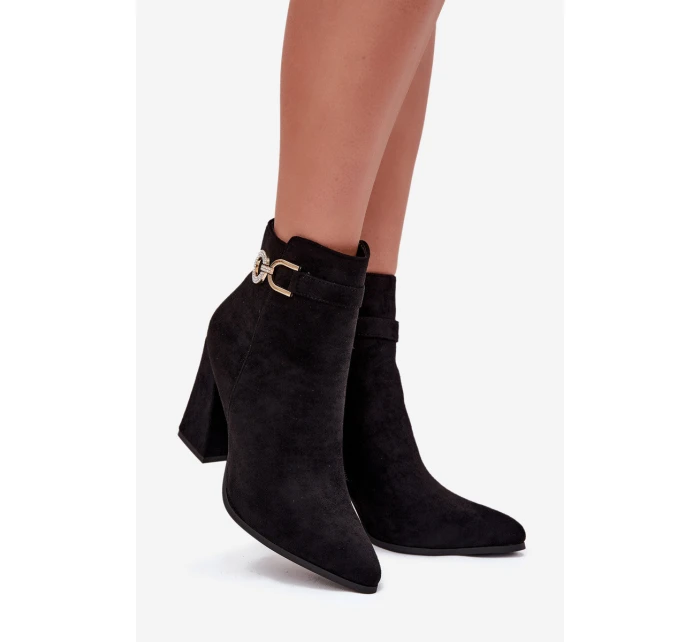 Dámské zateplené kotníkové botky z eko semiše na sloupku s ozdobou – černé Lymall