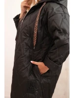 Dámská bunda Plus Size prošívaná s kapucí a nápisem model 21229237 černá - K-Fashion