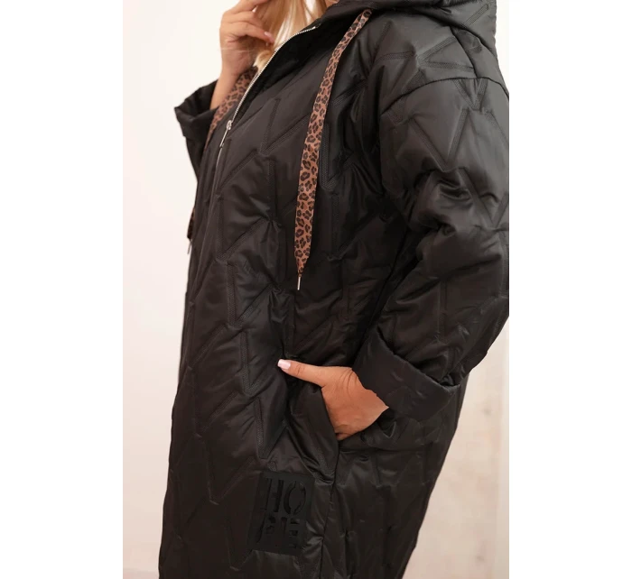 Dámská bunda Plus Size prošívaná s kapucí a nápisem model 21229237 černá - K-Fashion