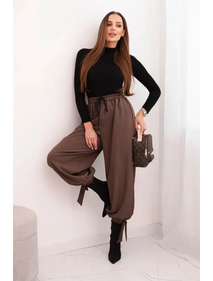 Dámské kalhoty s širokým model 21780873 a zavazováním dole mocca - K-Fashion