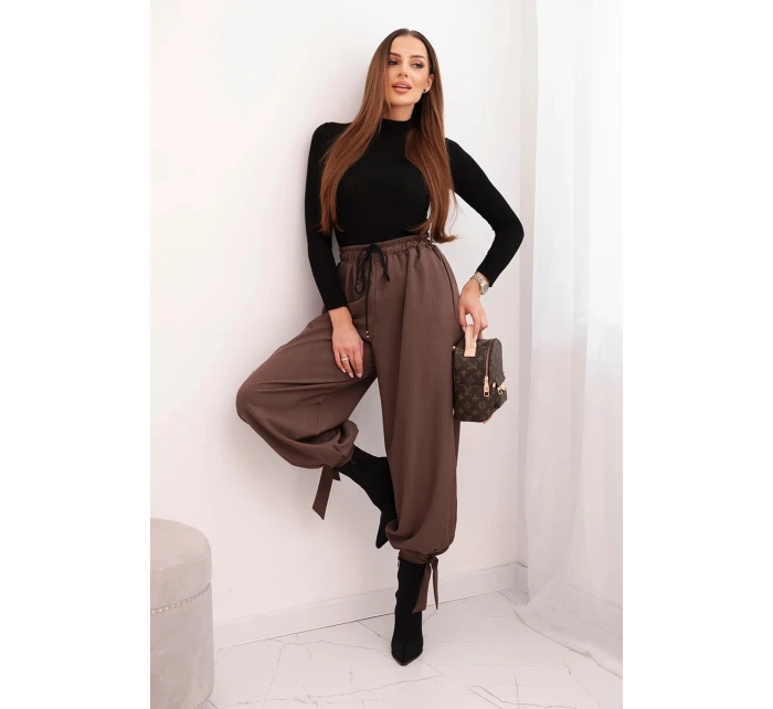 Dámské kalhoty s širokým model 21780873 a zavazováním dole mocca - K-Fashion