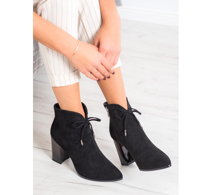 Klasické  kotníčkové boty dámské černé na širokém podpatku