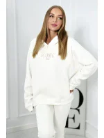Izolovaná bavlněná souprava, mikina s vyšívacími + kalhotami ecru Izolovaná bavlněná souprava, mikina s vyšívacími + kalhotami ecru