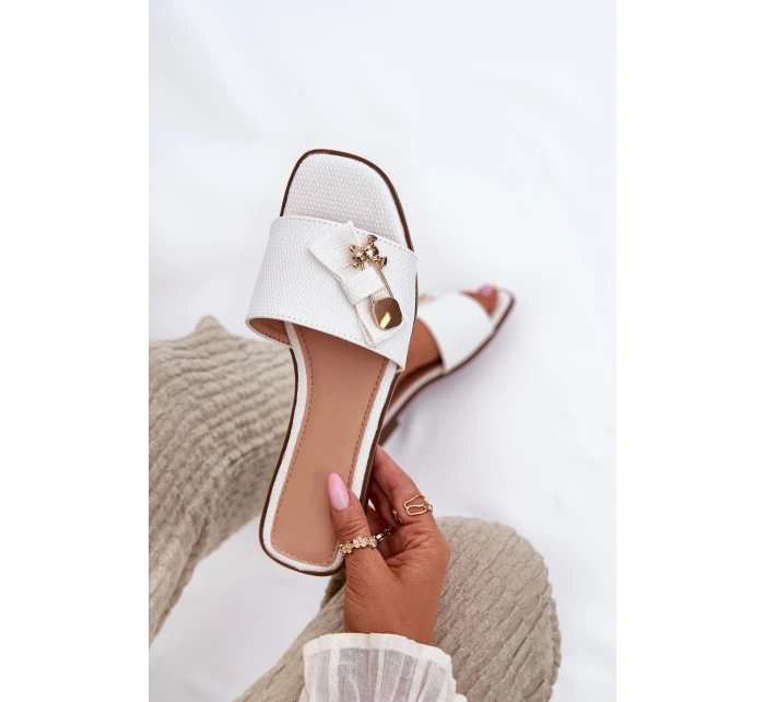 Dámské Pantofle Na Plochém Podpatku S Mašlí Bílé Sallariela Dámské Pantofle Na Plochém Podpatku S Mašlí Bílé Sallariela