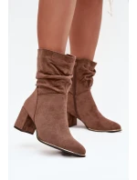 Zateplené dámské kotníkové boty s řasením na sloupkovém podpatku hnědé model 21711655 - Boto