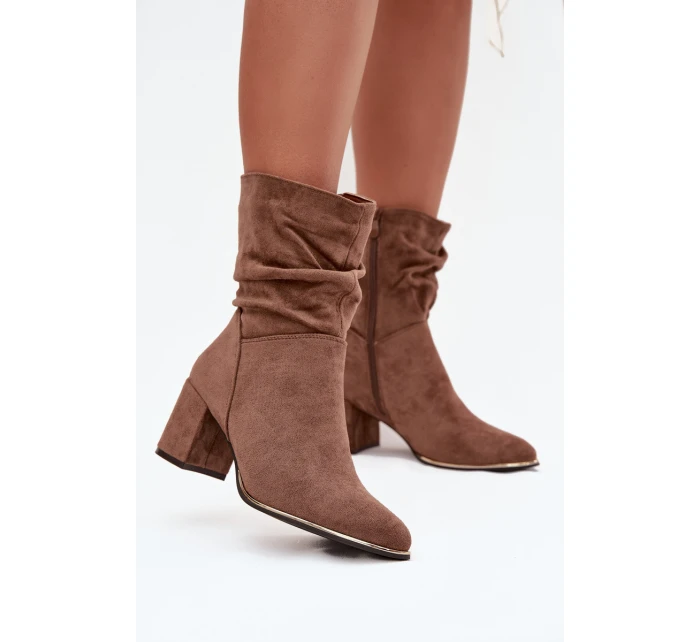Zateplené dámské kotníkové boty s řasením na sloupkovém podpatku hnědé model 21711655 - Boto
