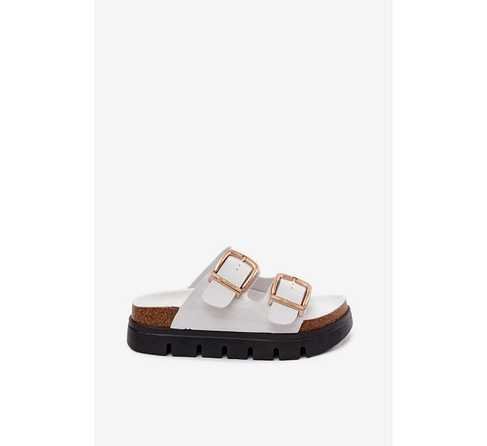 Lakované dámské pantofle Ploché se zlatými sponami model 22122981 bílé - Lee Cooper