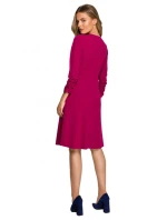 model 18004559 Přiléhavé šaty s vázaným výstřihem švestka - STYLOVE
