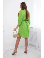 Šaty s delšími zády a pásem jasně zelená