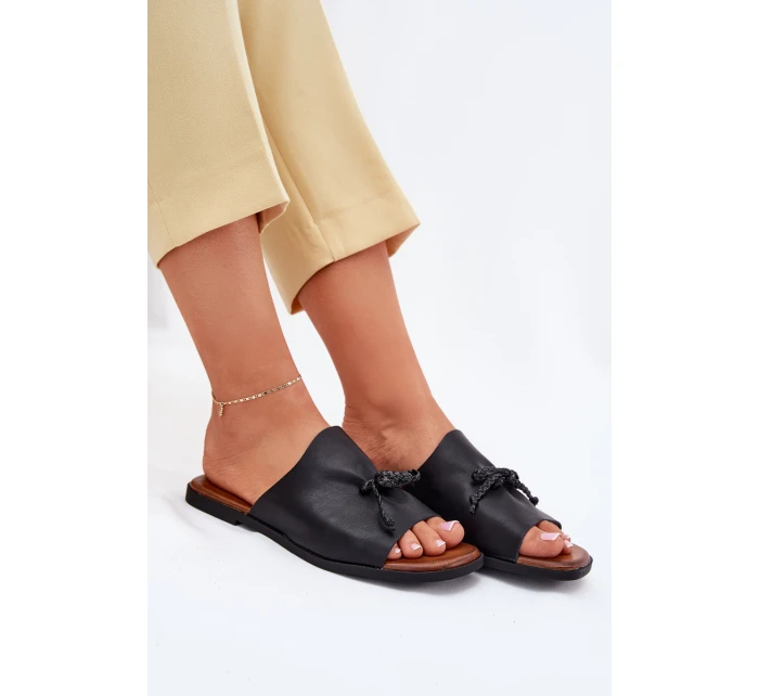 Dámské pantofle na plochém podpatku s ozdobným vázáním černé Norela Dámské pantofle na plochém podpatku s ozdobným vázáním černé Norela