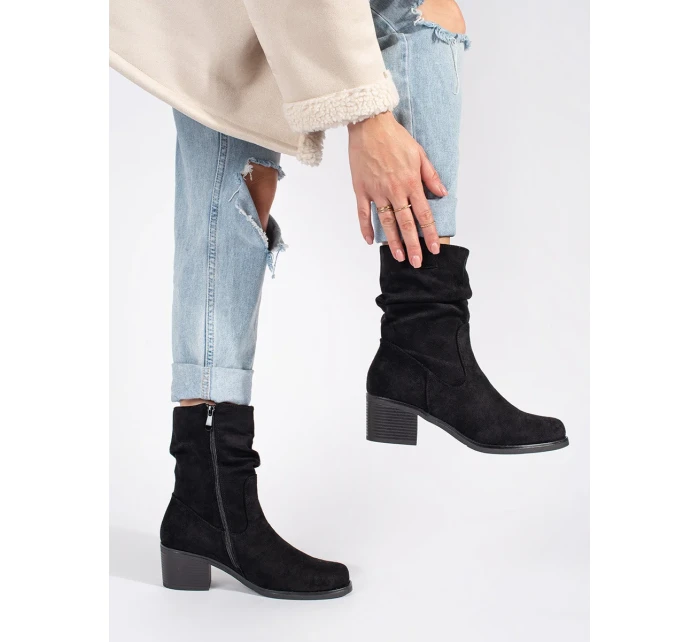 Pohodlné dámské černé kotníčkové boty na širokém podpatku Pohodlné dámské černé kotníčkové boty na širokém podpatku