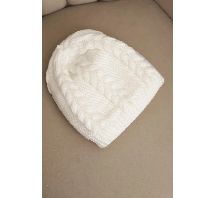 Dámská zimní čepice z vlny s copánkovým vzorem model 21750368 bílá - K-Fashion