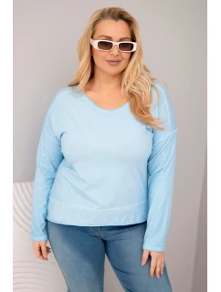 Dámská blůza Plus Size s výstřihem do V a delším zadním dílem modrá