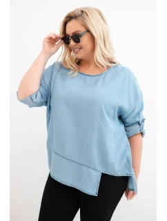 Dámská blůza Plus Size z model 21886527 s asymetrickým lemem světle džínová - K-Fashion