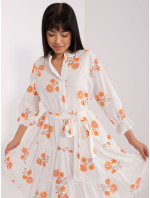 Bílé a oranžové vzorované šaty s volánkem