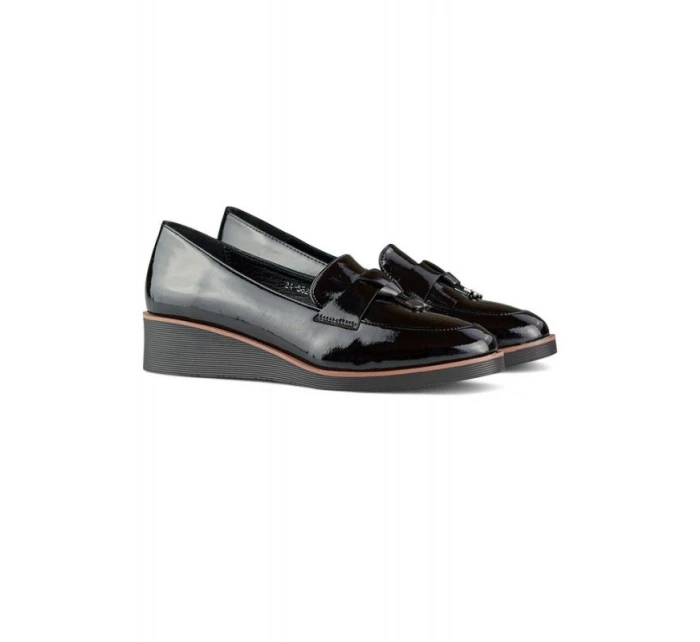 Dámské lakované polobotky na podpatku černé 24-58266B