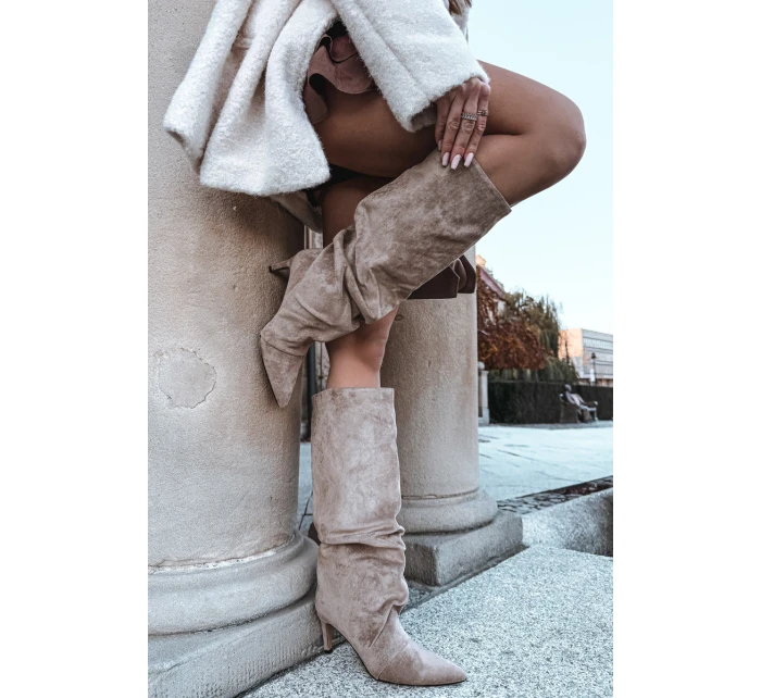 Dámské zateplené kozačky na jehlovém podpatku Mavella – béžové, eko semiš Dámské zateplené kozačky na jehlovém podpatku Mavella – béžové, eko semiš