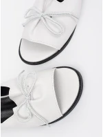 Stylové dámské nazouváky bílé na plochém podpatku Stylové dámské nazouváky bílé na plochém podpatku