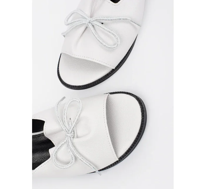 Stylové dámské nazouváky bílé na plochém podpatku Stylové dámské nazouváky bílé na plochém podpatku