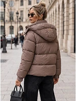 Kurtka damska zimowa pikowana z kapturem beżowa model 22361785 - FashionStreet Kurtka damska zimowa pikowana z kapturem beżowa model 22361785 - FashionStreet