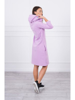 Šaty s kapucí a kapsami fialové barvy