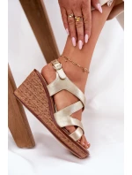 Dámské sandály na klínu model 21694686 zlaté - SERGIO LEONE