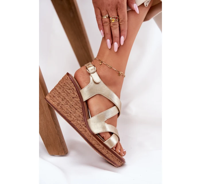 Dámské sandály na klínu model 21694686 zlaté - SERGIO LEONE