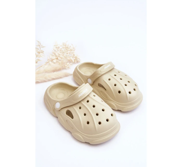Dětské pěnové pantofle Crocs Béžove model 21624118 - Boto