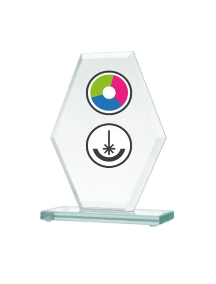 Skleněná trofej s barevným potiskem LuxorJet, gravírováním a inkoustovou výplní Skleněná trofej s barevným potiskem LuxorJet, gravírováním a inkoustovou výplní
