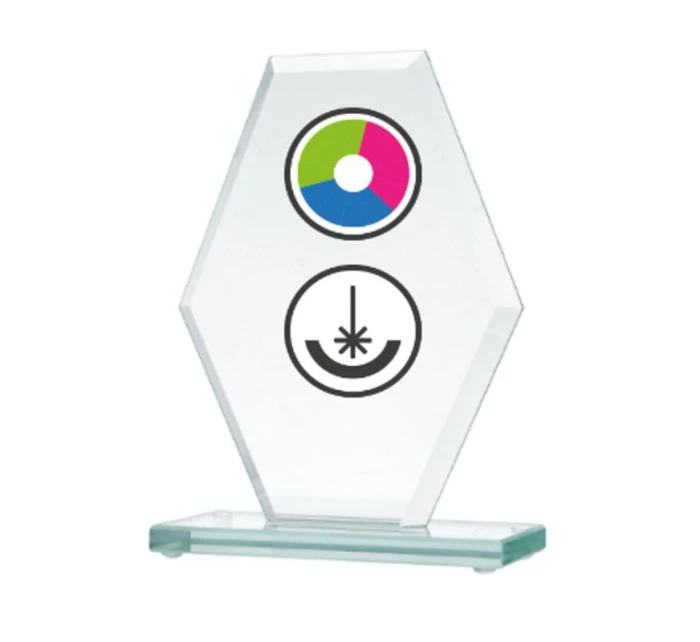 Skleněná trofej s barevným potiskem LuxorJet, gravírováním a inkoustovou výplní Skleněná trofej s barevným potiskem LuxorJet, gravírováním a inkoustovou výplní