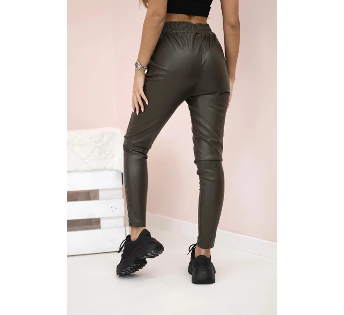 Dámské kalhoty z eko kůže s vázáním a rozparkem na model 21154131 khaki - K-Fashion