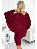 Dámské netopýří šaty ve vínové bordó barvě s brokátem a s výstřihem model 19328833 - numoco Dámské netopýří šaty ve vínové bordó barvě s brokátem a s výstřihem model 19328833 - numoco