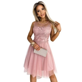 dámské šaty v pudrově růžové barvě s výšivkou a jemným model 19444225 - numoco basic