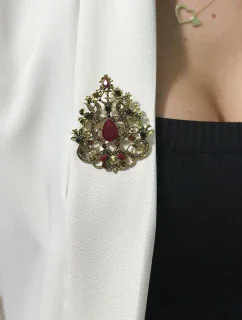 Brož model 18753889 zlatá + červená - K-Fashion