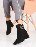 Originální dámské černé kotníčkové boty na širokém podpatku Originální dámské černé kotníčkové boty na širokém podpatku