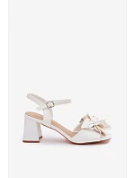 Dámské sandály na podpatku s ozdobným květem model 22100079 bílé - VINCEZA