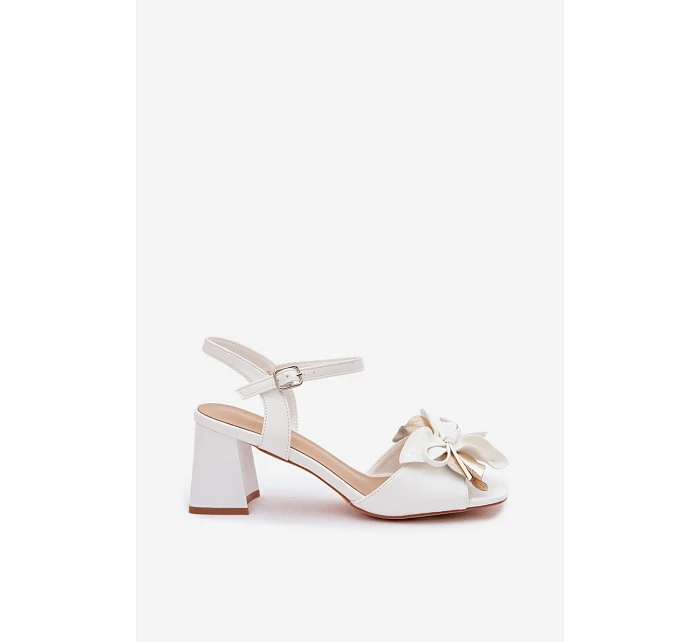 Dámské sandály na podpatku s ozdobným květem model 22100079 bílé - VINCEZA