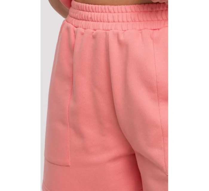 model 21047235 Šortky s kapsami s nášivkami korálová barva - BeWear model 21047235 Šortky s kapsami s nášivkami korálová barva - BeWear