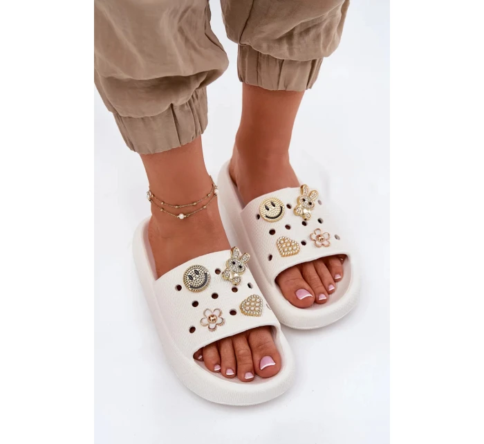 Dámské pěnové pantofle s ozdobnými připínkami Vinceza – bílé