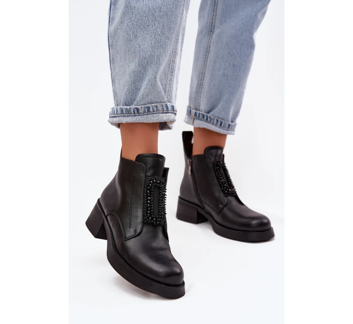 Dámské kožené kotníkové boty na podpatku s ozdobou D&A – černé Dámské kožené kotníkové boty na podpatku s ozdobou D&A – černé