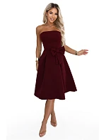 – elegantní midi šaty bez ramínek ve stylu s mašlí – bordó model 22405098 - numoco – elegantní midi šaty bez ramínek ve stylu s mašlí – bordó model 22405098 - numoco
