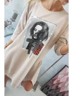 Šaty s potiskem a model 18743466 spodní částí béžové - K-Fashion Šaty s potiskem a model 18743466 spodní částí béžové - K-Fashion