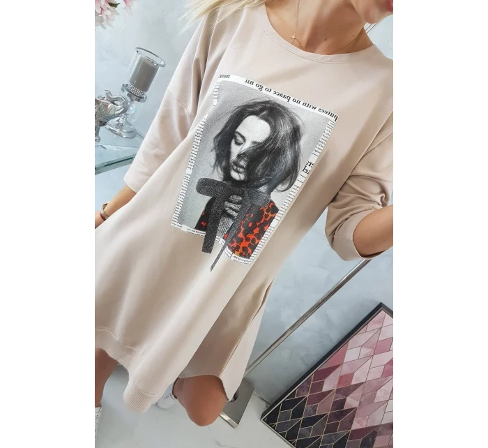 Šaty s potiskem a model 18743466 spodní částí béžové - K-Fashion Šaty s potiskem a model 18743466 spodní částí béžové - K-Fashion