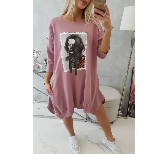 Šaty s potiskem a rozšířenou spodní částí tmavě růžové